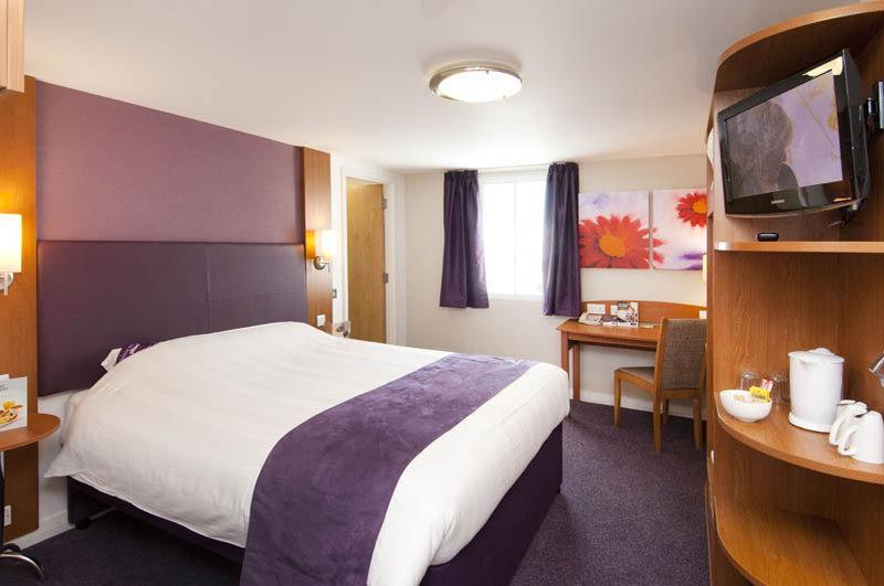 Premier Inn Kettering Bagian luar foto